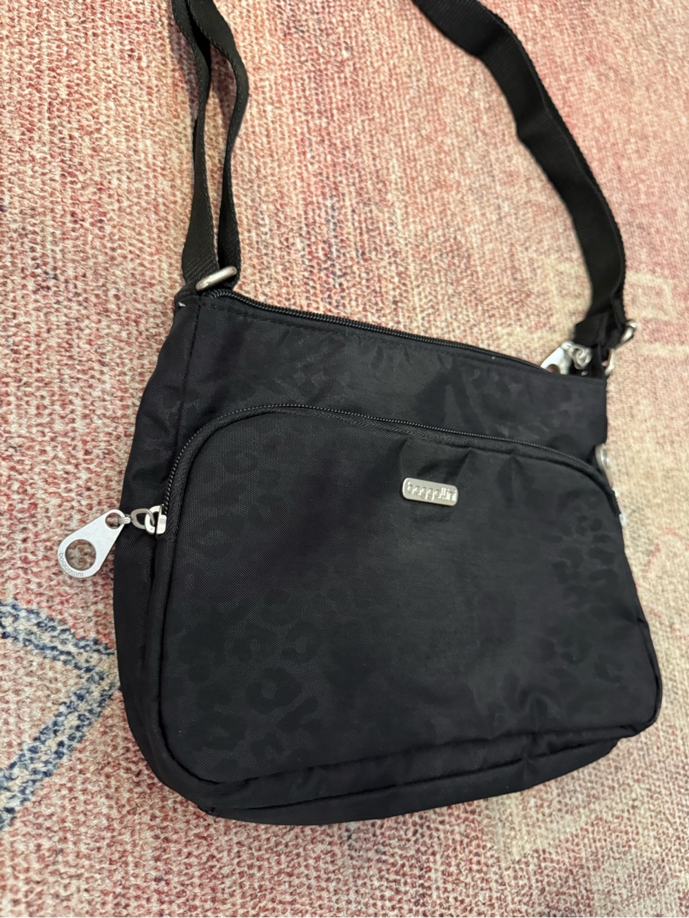 Baggallini black subtle leopard print crossbody travel bag like new - Picture 3 of 12